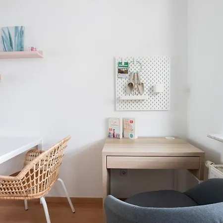 Gemuetlich Und Modern Mit Grossem Balkon 茨维考
